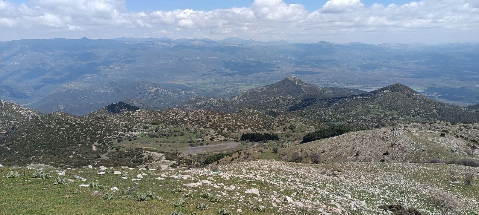 Ορεινό τοπίο με λόφους και κοιλάδα