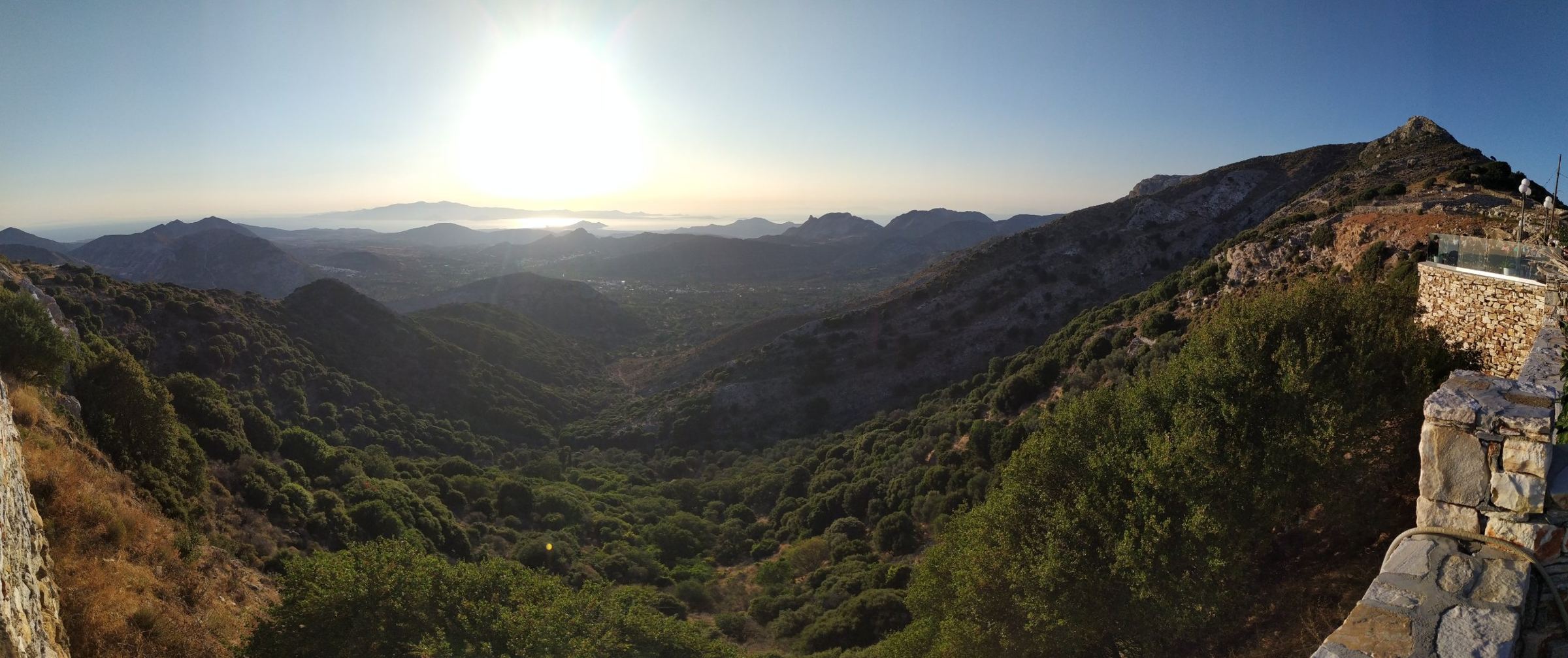 Καταπράσινη κοιλάδα στο ηλιοβασίλεμα