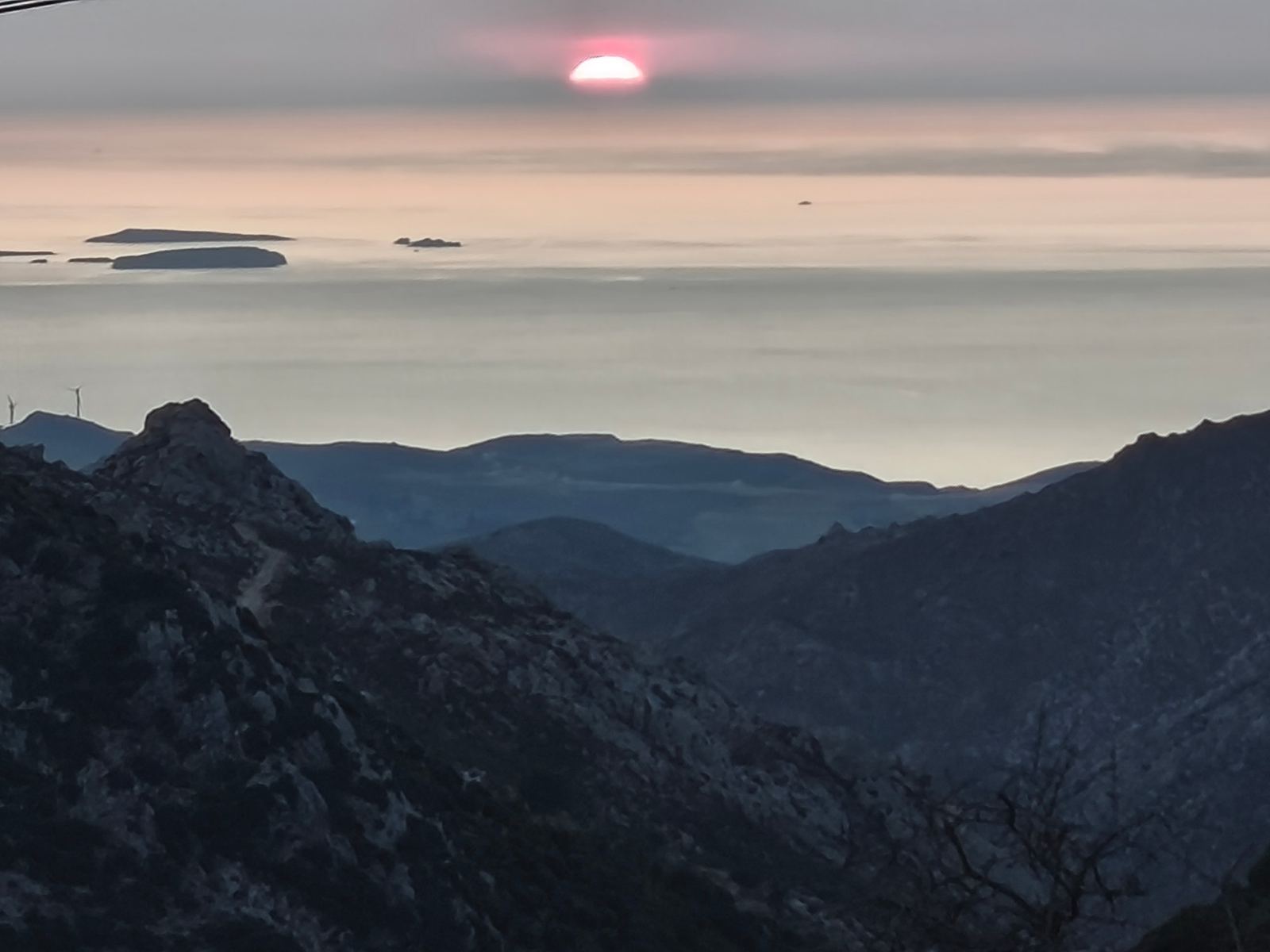 Ηλιοβασίλεμα πάνω από νησιά και βουνά